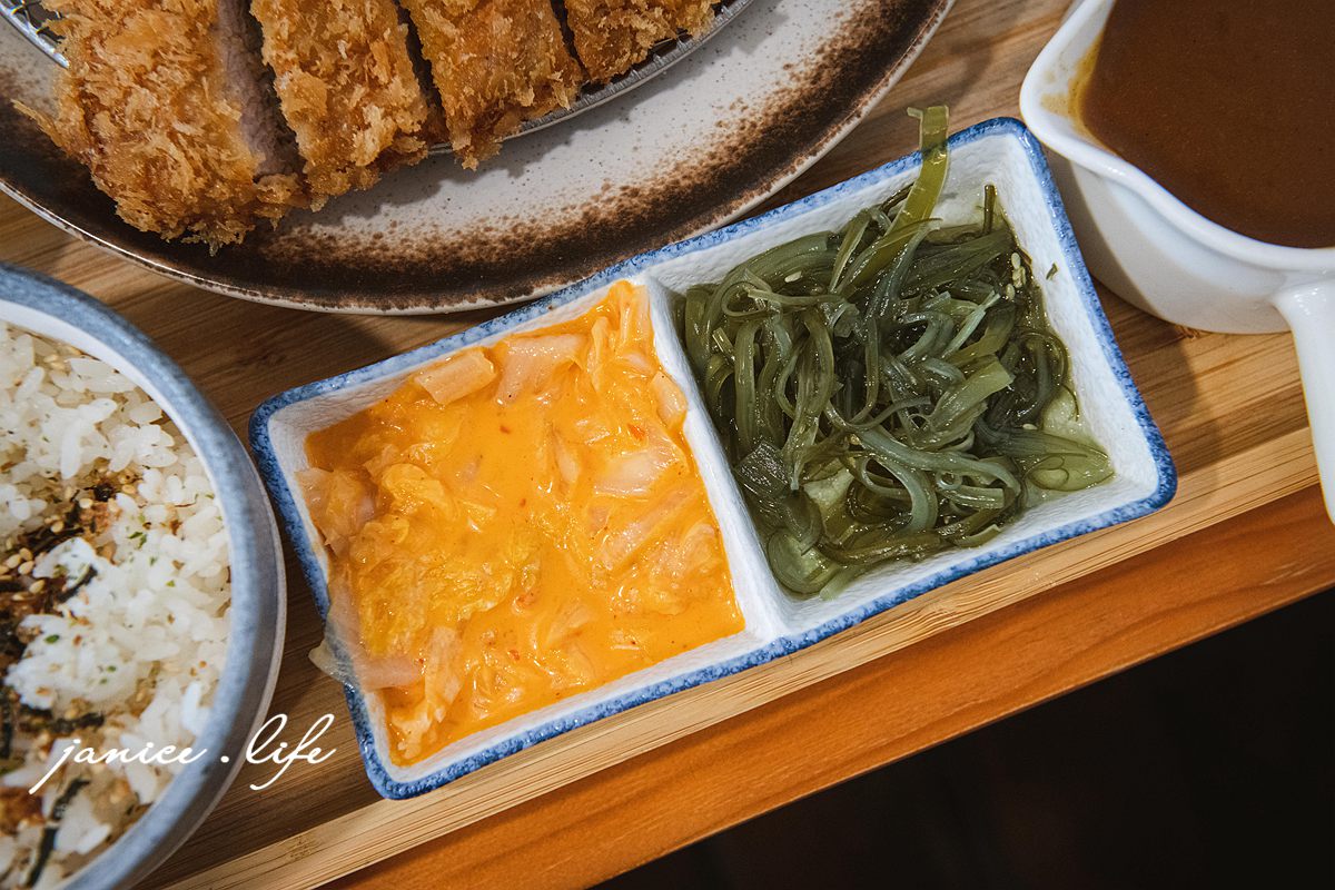 咖哩厚切豚排定食，358元