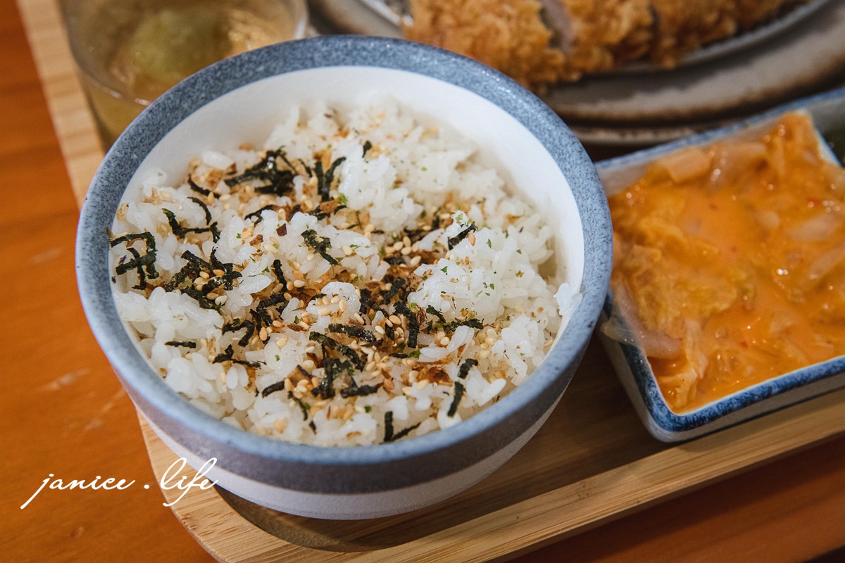 咖哩厚切豚排定食，358元