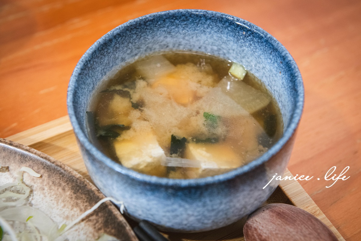 咖哩厚切豚排定食，358元