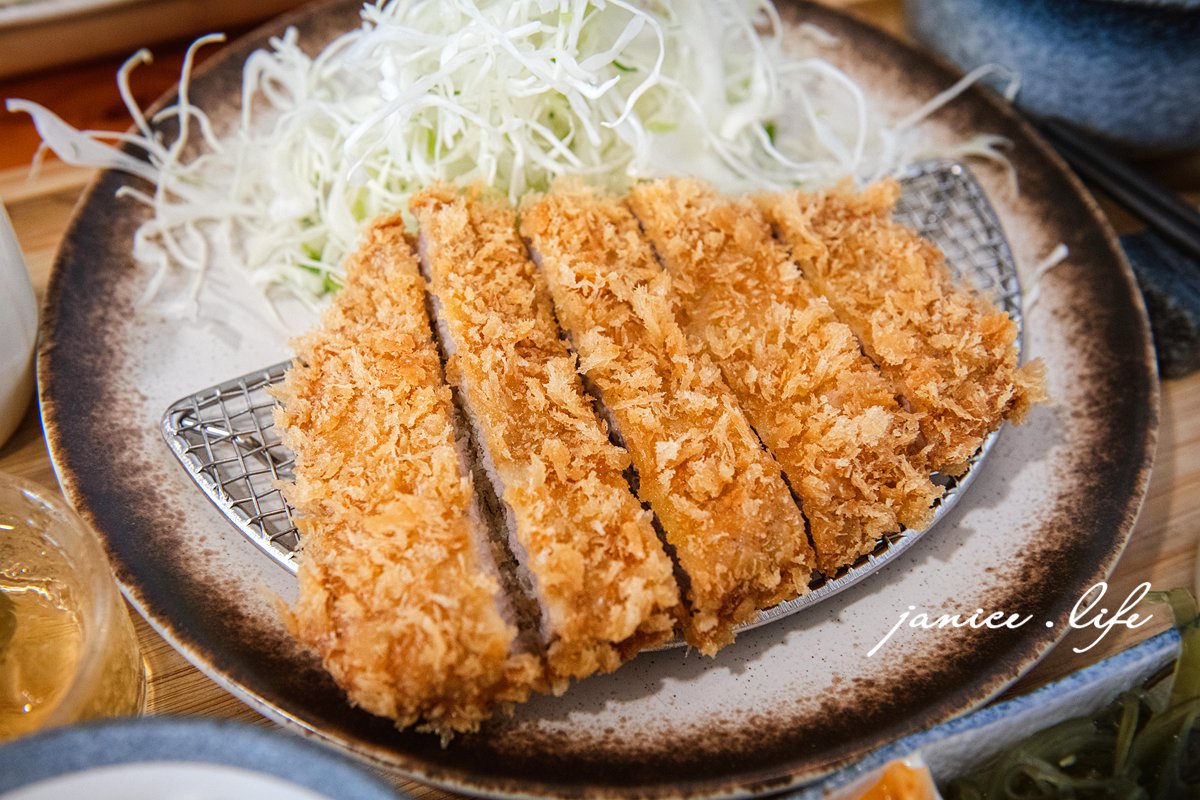 咖哩厚切豚排定食，358元