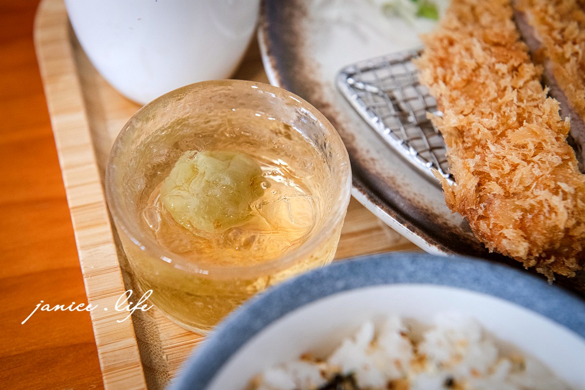 咖哩厚切豚排定食，358元