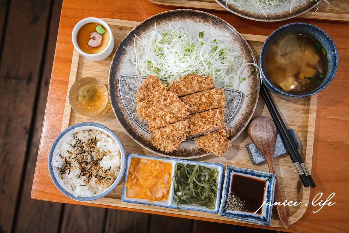 咖哩厚切豚排定食，358元