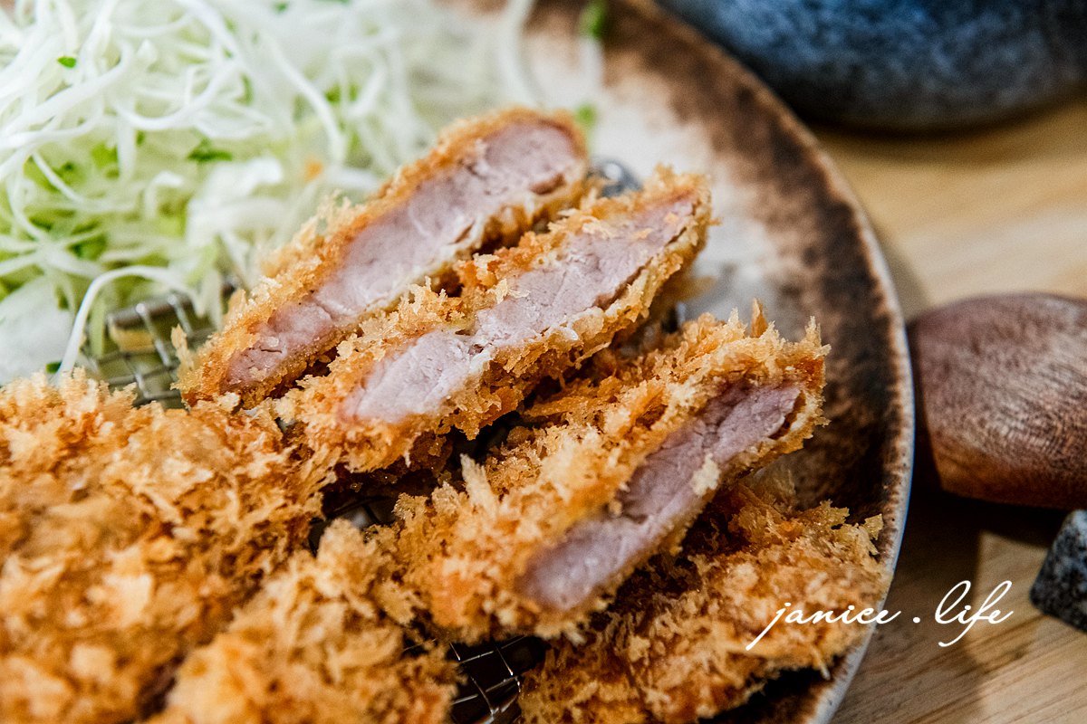 咖哩厚切豚排定食，358元