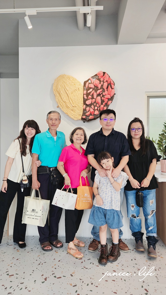 Soyue層玥 千層酥燒菓子大溪伴手禮盒專賣店 杏仁千層酥 蝴蝶千層酥 黃金千層酥 大溪名產 年節禮盒推薦 有餡蛋捲 大溪伴手禮推薦 大溪甜點 桃園市大溪區復興路一段945號 潔妮食旅生活 年節禮盒 餅乾禮盒 鐵盒餅乾