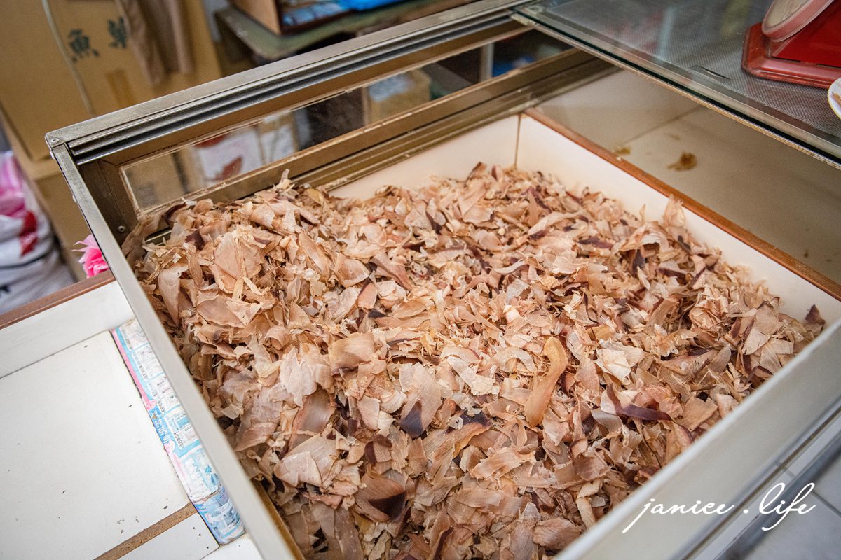 台東成功伴手禮 大胖子柴魚店 手工現刨柴魚片 台東縣成功鎮五權路59號 台東成功美食 台東成功旅遊 潔妮食旅生活 鮪魚糖 鱈魚片 扁魚酥 小卷片 小卷絲 柴魚花 魚鬆 魚脯 魷魚絲 海帶芽 