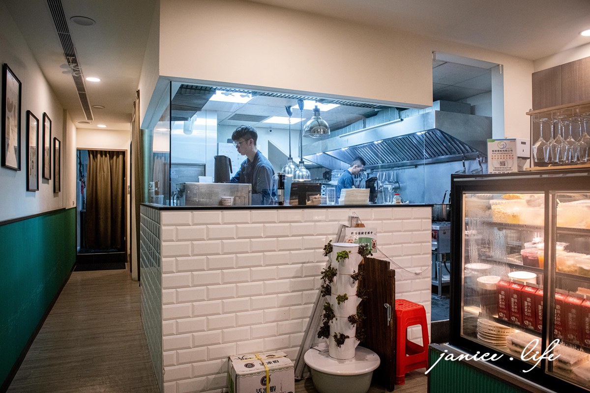 拾青春Legumes 桃園市中壢區中央西路二段34號 拾青春菜單 拾青春停車 中壢約會餐廳 中壢餐廳推薦 潔妮食旅生活 拾青春低消 中壢美食 地中海料理 儀式感 中壢寵物友善餐廳 