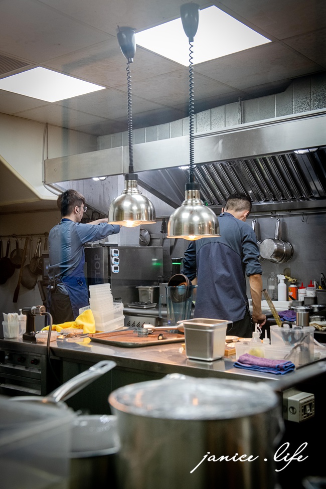 拾青春Legumes 桃園市中壢區中央西路二段34號 拾青春菜單 拾青春停車 中壢約會餐廳 中壢餐廳推薦 潔妮食旅生活 拾青春低消 中壢美食 地中海料理 儀式感 中壢寵物友善餐廳 