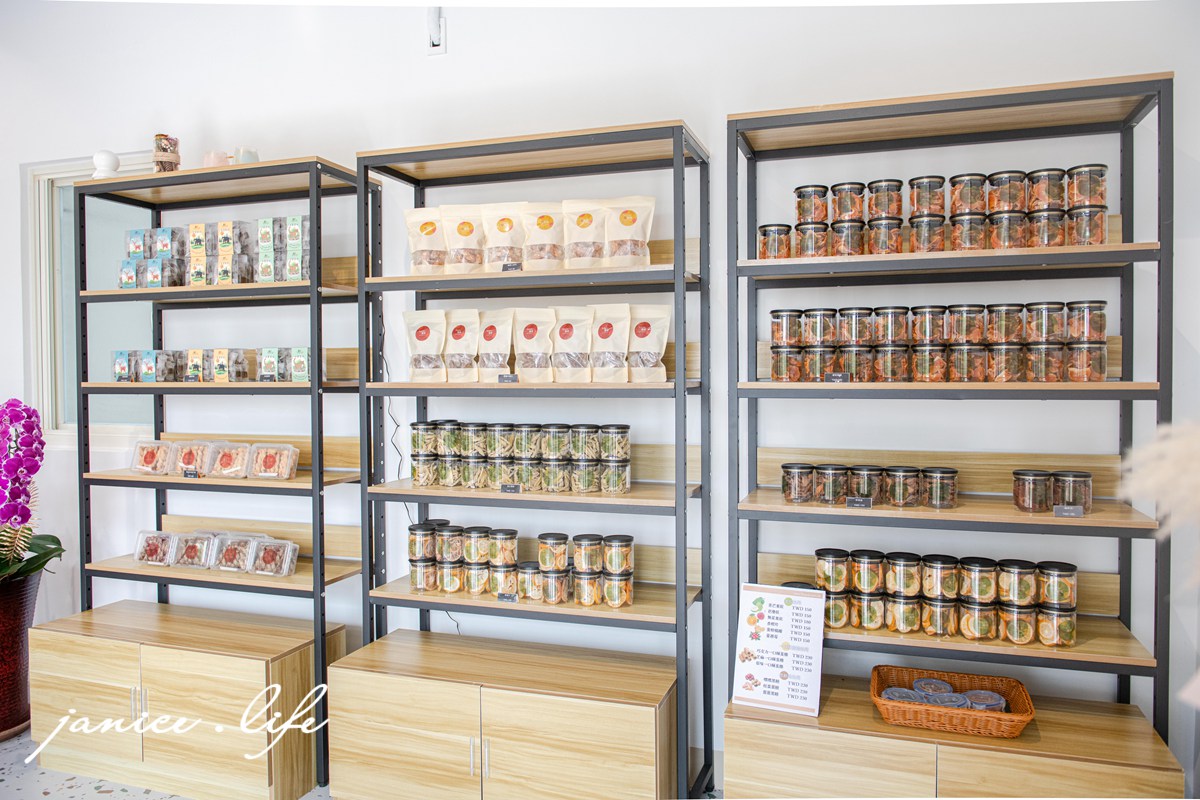 Soyue層玥 千層酥燒菓子大溪伴手禮盒專賣店 杏仁千層酥 蝴蝶千層酥 黃金千層酥 大溪名產 年節禮盒推薦 有餡蛋捲 大溪伴手禮推薦 大溪甜點 桃園市大溪區復興路一段945號 潔妮食旅生活 年節禮盒 餅乾禮盒 鐵盒餅乾