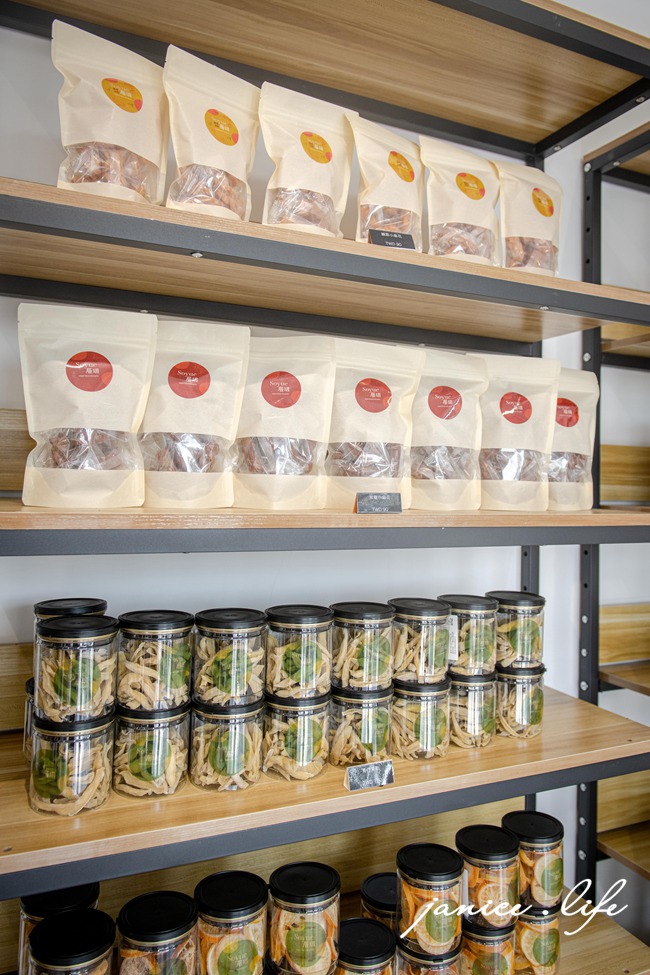Soyue層玥 千層酥燒菓子大溪伴手禮盒專賣店 杏仁千層酥 蝴蝶千層酥 黃金千層酥 大溪名產 年節禮盒推薦 有餡蛋捲 大溪伴手禮推薦 大溪甜點 桃園市大溪區復興路一段945號 潔妮食旅生活 年節禮盒 餅乾禮盒 鐵盒餅乾