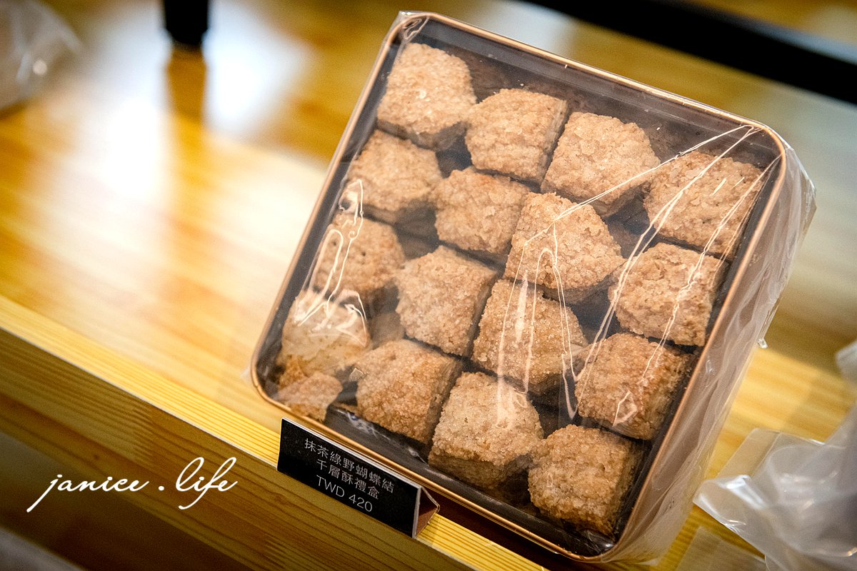 Soyue層玥 千層酥燒菓子大溪伴手禮盒專賣店 杏仁千層酥 蝴蝶千層酥 黃金千層酥 大溪名產 年節禮盒推薦 有餡蛋捲 大溪伴手禮推薦 大溪甜點 桃園市大溪區復興路一段945號 潔妮食旅生活 年節禮盒 餅乾禮盒 鐵盒餅乾