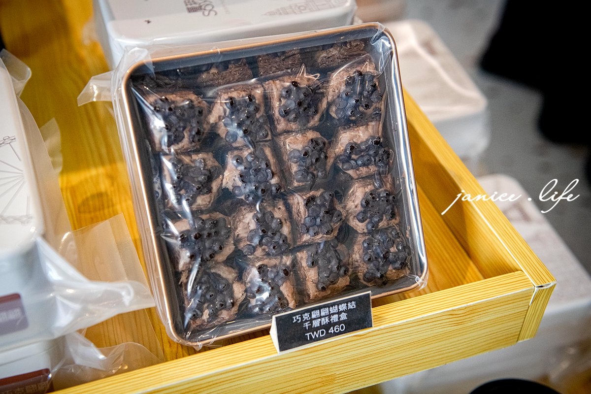 Soyue層玥 千層酥燒菓子大溪伴手禮盒專賣店 杏仁千層酥 蝴蝶千層酥 黃金千層酥 大溪名產 年節禮盒推薦 有餡蛋捲 大溪伴手禮推薦 大溪甜點 桃園市大溪區復興路一段945號 潔妮食旅生活 年節禮盒 餅乾禮盒 鐵盒餅乾