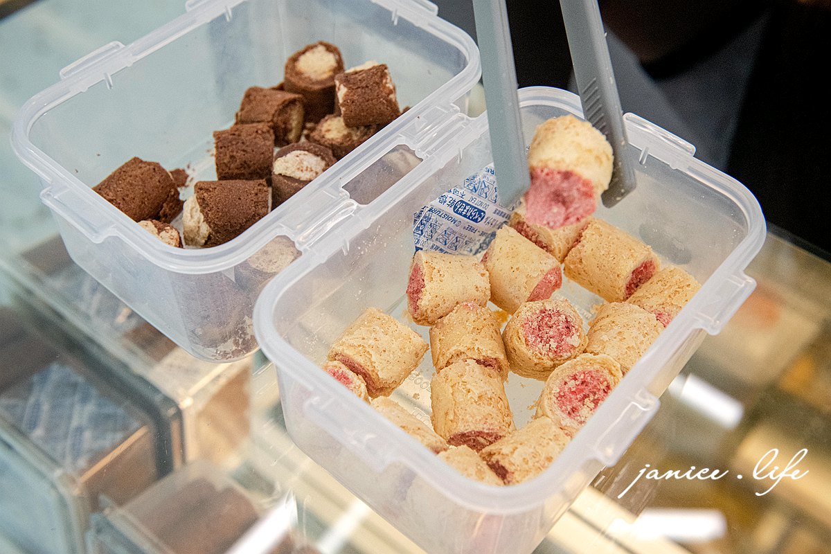 Soyue層玥 千層酥燒菓子大溪伴手禮盒專賣店 杏仁千層酥 蝴蝶千層酥 黃金千層酥 大溪名產 年節禮盒推薦 有餡蛋捲 大溪伴手禮推薦 大溪甜點 桃園市大溪區復興路一段945號 潔妮食旅生活 年節禮盒 餅乾禮盒 鐵盒餅乾