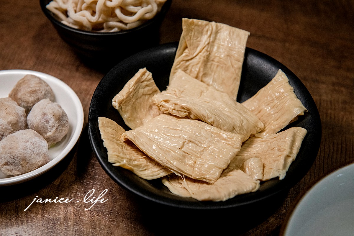 宜蘭冬山 大谷目糧倉鍋物東北酸白菜 宜蘭縣冬山鄉永興路二段48號 烤牛奶饅頭 三星蔥油餅 宜蘭火鍋 宜蘭冬山美食 潔妮食旅生活 大谷目糧倉鍋物菜單 宜蘭cp值高火鍋 