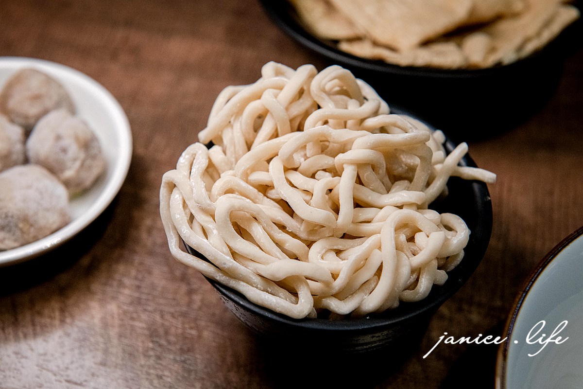 宜蘭冬山 大谷目糧倉鍋物東北酸白菜 宜蘭縣冬山鄉永興路二段48號 烤牛奶饅頭 三星蔥油餅 宜蘭火鍋 宜蘭冬山美食 潔妮食旅生活 大谷目糧倉鍋物菜單 宜蘭cp值高火鍋 