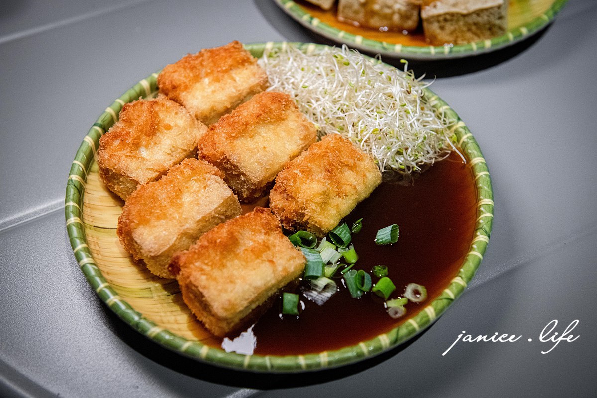 宜蘭冬山美食 刀山臭豆腐 宜蘭縣冬山鄉鹿得路113號 宜蘭臭豆腐 刀山臭豆腐菜單 刀山臭豆腐停車 潔妮食旅生活 宜蘭旅遊 宜蘭美食 宜蘭推薦美食 快意武蝦 椒龍紅茶 刀山派大份 白葡萄鳳梨泡菜