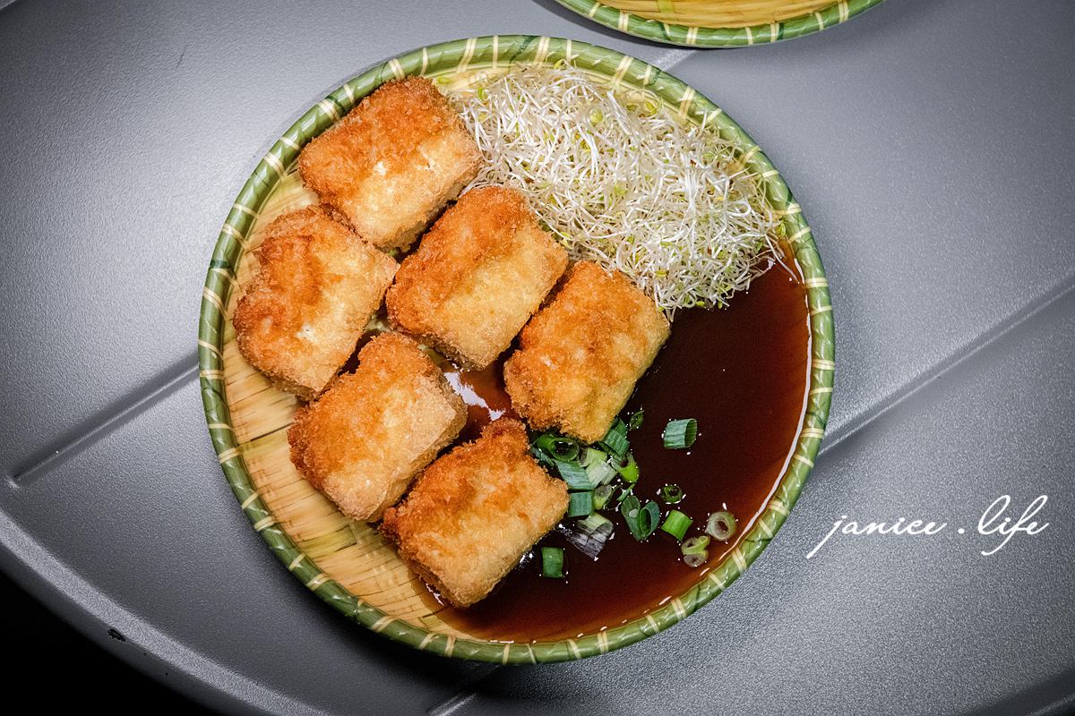 宜蘭冬山美食 刀山臭豆腐 宜蘭縣冬山鄉鹿得路113號 宜蘭臭豆腐 刀山臭豆腐菜單 刀山臭豆腐停車 潔妮食旅生活 宜蘭旅遊 宜蘭美食 宜蘭推薦美食 快意武蝦 椒龍紅茶 刀山派大份 白葡萄鳳梨泡菜