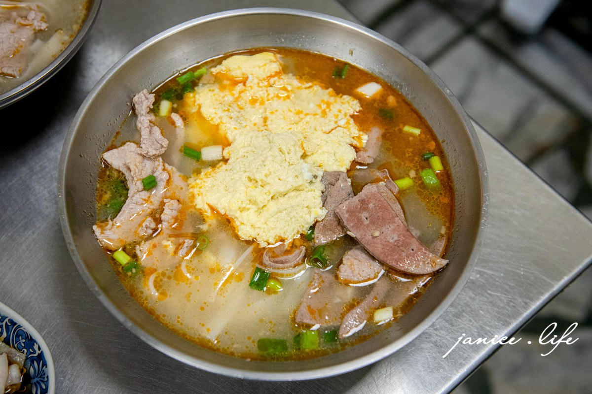 桃園中壢忠貞市場美食|阿秀米干|在地飄香40年|清爽湯頭.綜合米干.大薄片 - 第7張圖 阿秀米干 桃園忠貞市場美食 桃園市中壢區龍平路209號 桃園中壢美食 忠貞市場推薦米干 阿秀米干菜單 阿秀米干推薦 雲南美食 潔妮食旅生活 豌豆粉 米干推薦