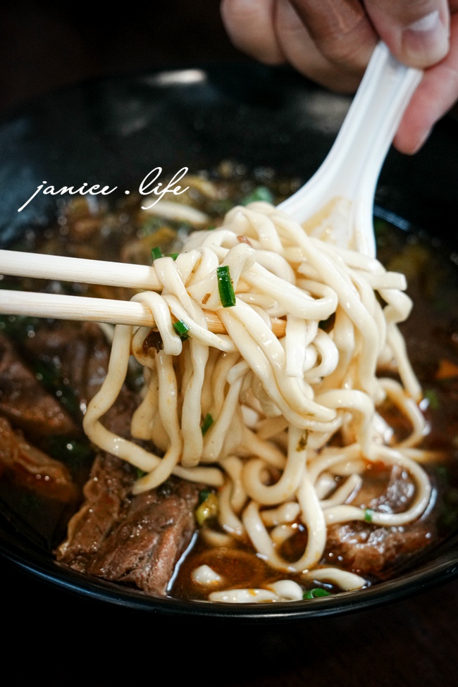 大溪美食|二畝園麵館|排隊也願意的超人氣北方麵食館|木須炒麵.牛肉蒸餃.牛肉麵 - 第13張圖 大溪推薦美食 大溪排隊美食 大溪美食 大溪麵食 北方麵食推薦 二畝園麵館 二畝園麵館停車 二畝園麵館菜單 桃園市大溪區員林路三段202號 潔妮食旅生活 033909470 刀削麵 木須炒麵 牛肉麵 蒸餃 捲餅