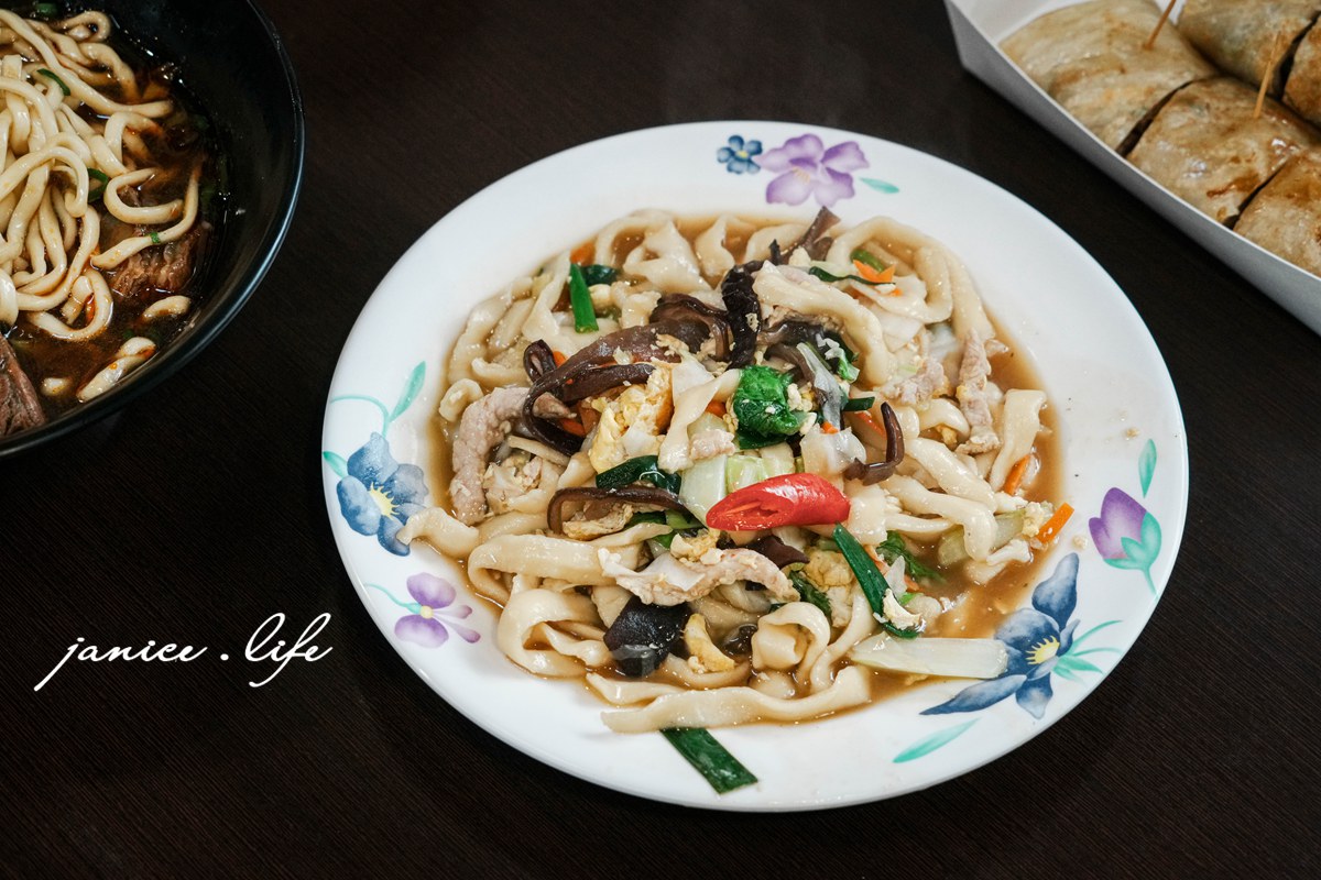 大溪推薦美食 大溪排隊美食 大溪美食 大溪麵食 北方麵食推薦 二畝園麵館 二畝園麵館停車 二畝園麵館菜單 桃園市大溪區員林路三段202號 潔妮食旅生活 033909470 刀削麵 木須炒麵 牛肉麵 蒸餃 捲餅