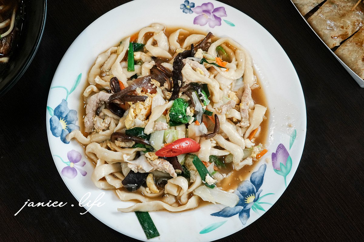 大溪美食|二畝園麵館|排隊也願意的超人氣北方麵食館|木須炒麵.牛肉蒸餃.牛肉麵 - 第15張圖 大溪推薦美食 大溪排隊美食 大溪美食 大溪麵食 北方麵食推薦 二畝園麵館 二畝園麵館停車 二畝園麵館菜單 桃園市大溪區員林路三段202號 潔妮食旅生活 033909470 刀削麵 木須炒麵 牛肉麵 蒸餃 捲餅