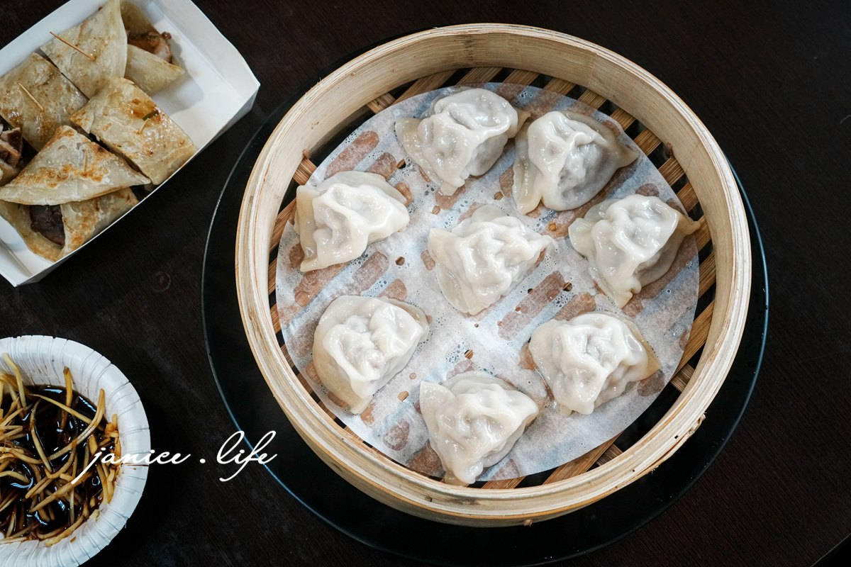 大溪推薦美食 大溪排隊美食 大溪美食 大溪麵食 北方麵食推薦 二畝園麵館 二畝園麵館停車 二畝園麵館菜單 桃園市大溪區員林路三段202號 潔妮食旅生活 033909470 刀削麵 木須炒麵 牛肉麵 蒸餃 捲餅