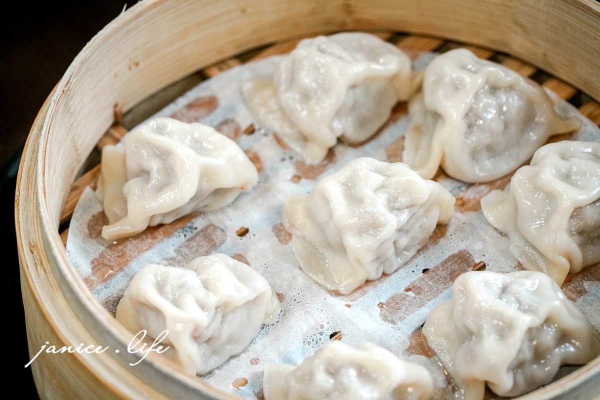 大溪推薦美食 大溪排隊美食 大溪美食 大溪麵食 北方麵食推薦 二畝園麵館 二畝園麵館停車 二畝園麵館菜單 桃園市大溪區員林路三段202號 潔妮食旅生活 033909470 刀削麵 木須炒麵 牛肉麵 蒸餃 捲餅