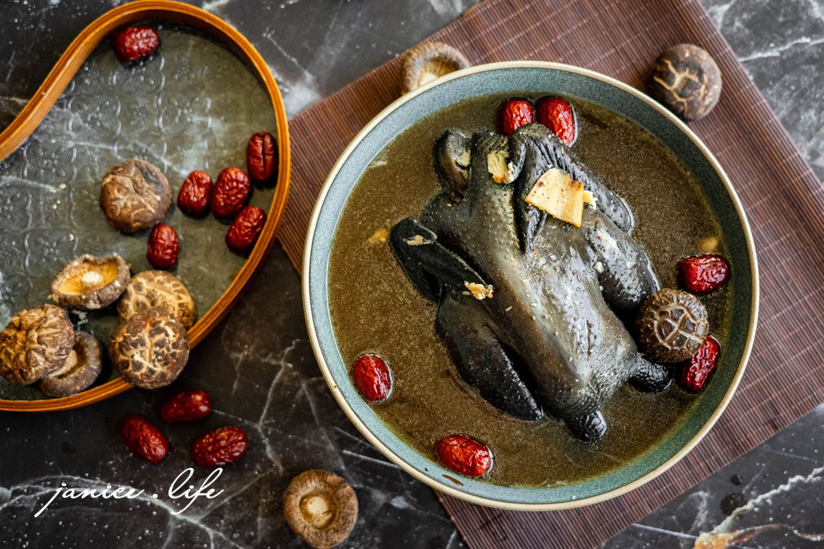 宅配美食 i3Fresh愛上新鮮 吳秉承師傅 黑蒜烏骨雞湯 即食料理包 加熱即食 潔妮食旅生活 下廚 冷凍即食包 冷凍美食 雞湯 冷凍雞湯 宅配年菜 