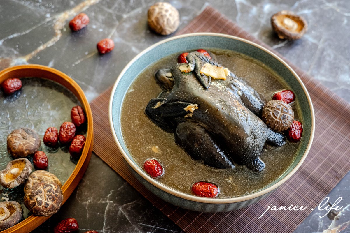 宅配美食 i3Fresh愛上新鮮 吳秉承師傅 黑蒜烏骨雞湯 即食料理包 加熱即食 潔妮食旅生活 下廚 冷凍即食包 冷凍美食 雞湯 冷凍雞湯 宅配年菜 