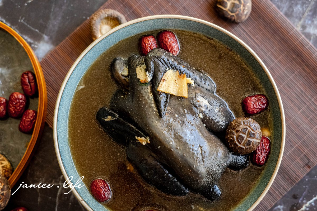 宅配美食 i3Fresh愛上新鮮 吳秉承師傅 黑蒜烏骨雞湯 即食料理包 加熱即食 潔妮食旅生活 下廚 冷凍即食包 冷凍美食 雞湯 冷凍雞湯 宅配年菜 