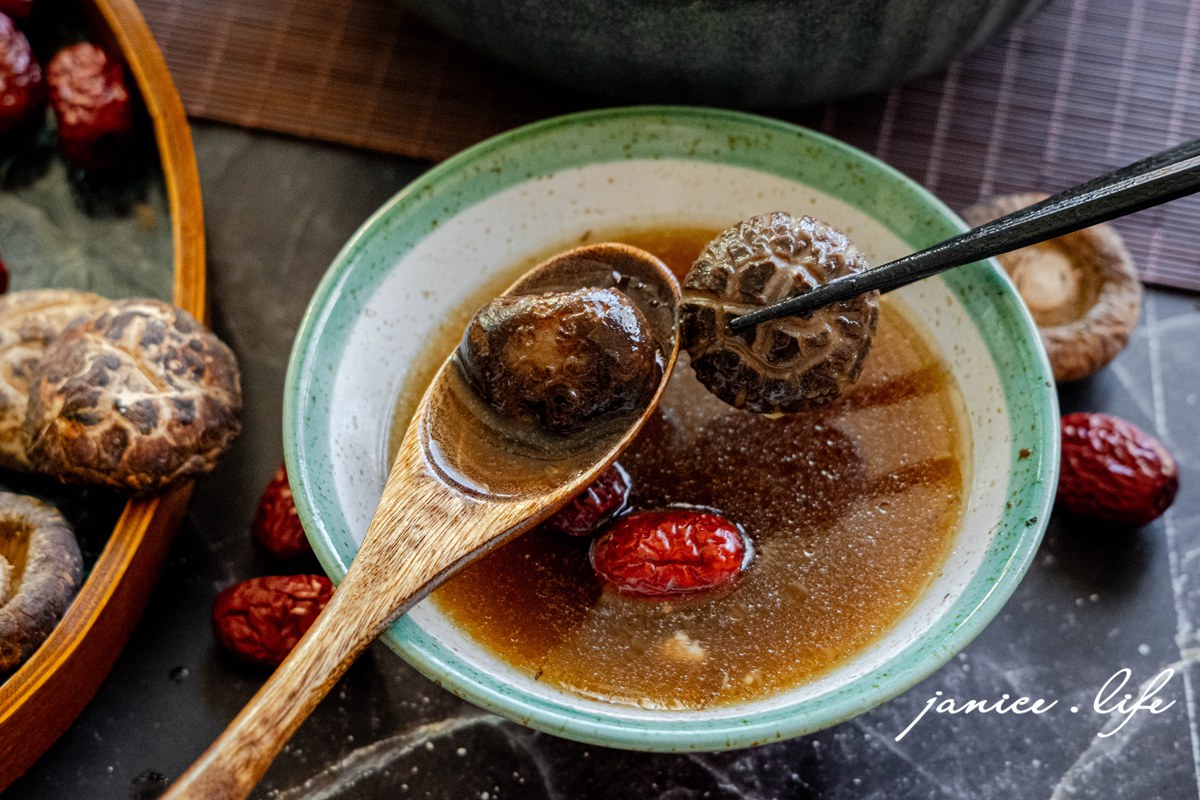 宅配美食 i3Fresh愛上新鮮 吳秉承師傅 黑蒜烏骨雞湯 即食料理包 加熱即食 潔妮食旅生活 下廚 冷凍即食包 冷凍美食 雞湯 冷凍雞湯 宅配年菜 