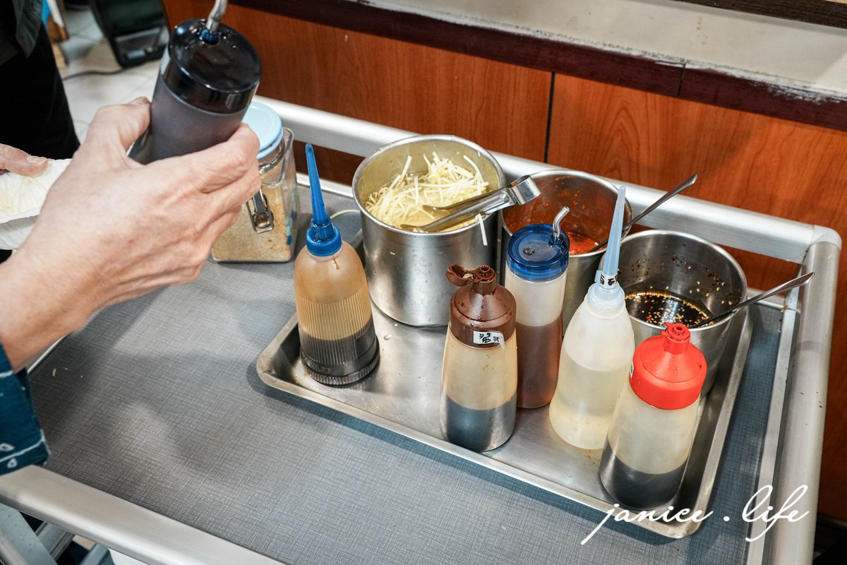大溪美食|二畝園麵館|排隊也願意的超人氣北方麵食館|木須炒麵.牛肉蒸餃.牛肉麵 - 第6張圖 大溪推薦美食 大溪排隊美食 大溪美食 大溪麵食 北方麵食推薦 二畝園麵館 二畝園麵館停車 二畝園麵館菜單 桃園市大溪區員林路三段202號 潔妮食旅生活 033909470 刀削麵 木須炒麵 牛肉麵 蒸餃 捲餅