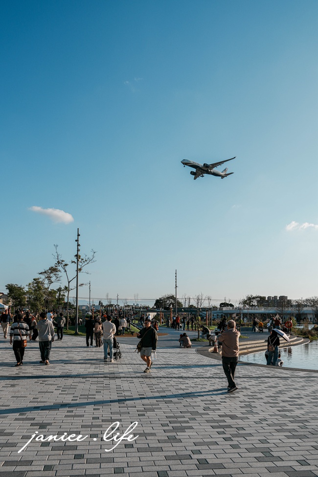 桃園親子公園|華興池生態埤塘公園|看飛機.兒童遊樂場.超美生態池與下沉式水岸步道 - 第7張圖 桃園親子公園 桃園親子景點 華興池生態埤塘公園 華興池生態埤塘公園停車 桃園旅遊 桃園景點 桃園大園 潔妮食旅生活 桃園看飛機