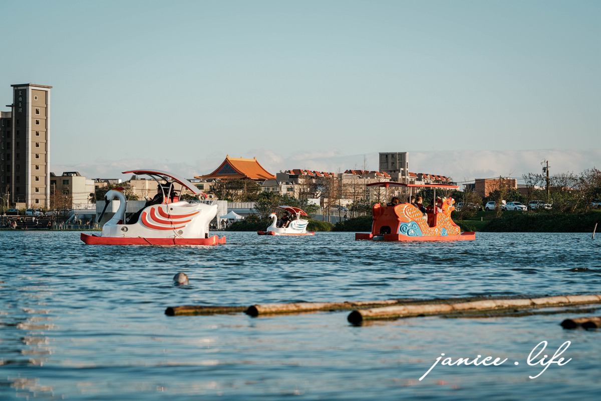 桃園親子公園|華興池生態埤塘公園|看飛機.兒童遊樂場.超美生態池與下沉式水岸步道 - 第24張圖 桃園親子公園 桃園親子景點 華興池生態埤塘公園 華興池生態埤塘公園停車 桃園旅遊 桃園景點 桃園大園 潔妮食旅生活 桃園看飛機