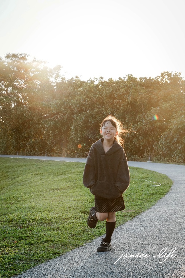 桃園親子公園|華興池生態埤塘公園|看飛機.兒童遊樂場.超美生態池與下沉式水岸步道 - 第46張圖 桃園親子公園 桃園親子景點 華興池生態埤塘公園 華興池生態埤塘公園停車 桃園旅遊 桃園景點 桃園大園 潔妮食旅生活 桃園看飛機