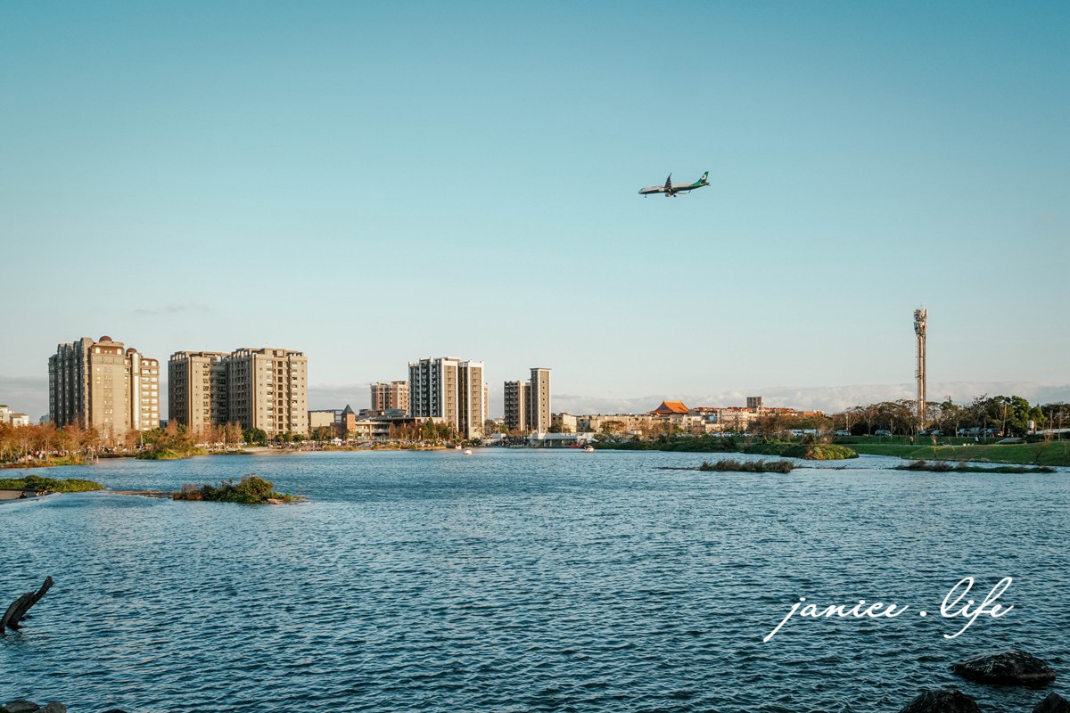 桃園親子公園|華興池生態埤塘公園|看飛機.兒童遊樂場.超美生態池與下沉式水岸步道 - 第36張圖 桃園親子公園 桃園親子景點 華興池生態埤塘公園 華興池生態埤塘公園停車 桃園旅遊 桃園景點 桃園大園 潔妮食旅生活 桃園看飛機