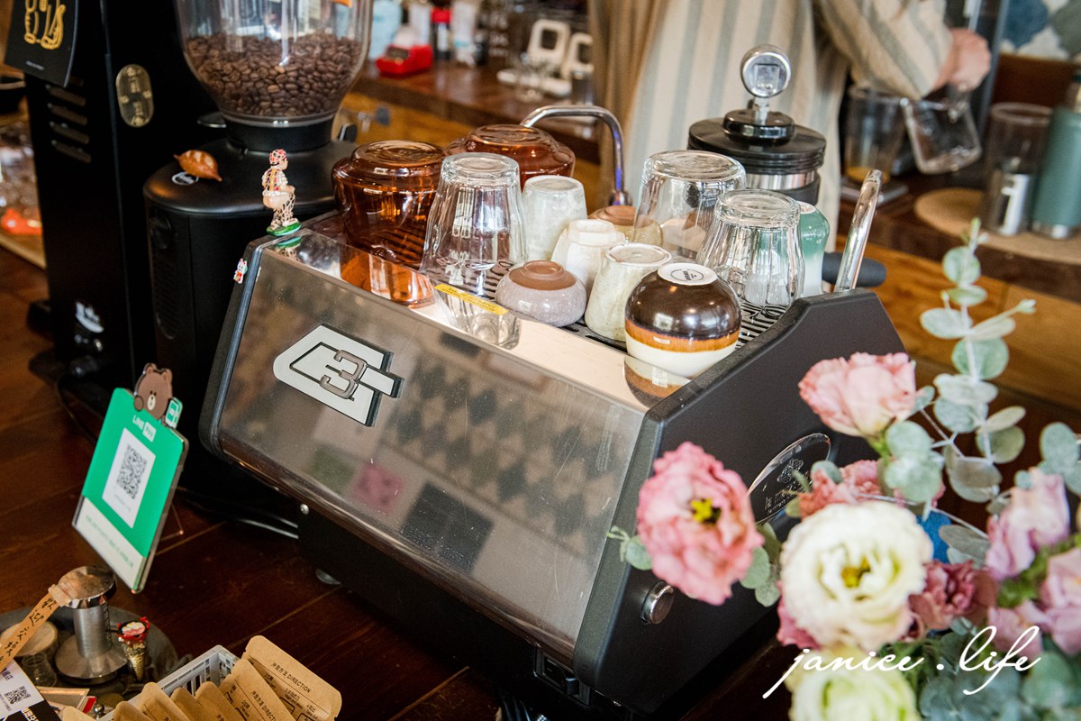 台中咖啡館 二餘草堂咖啡工作 臺中市東勢區新盛六街113號 二餘草堂咖啡工作菜單 二餘草堂咖啡工作停車 潔妮食旅生活 台中東勢咖啡館 freevibecoffee 台中甜點 台中親子寵物友善 親子寵物友善咖啡館