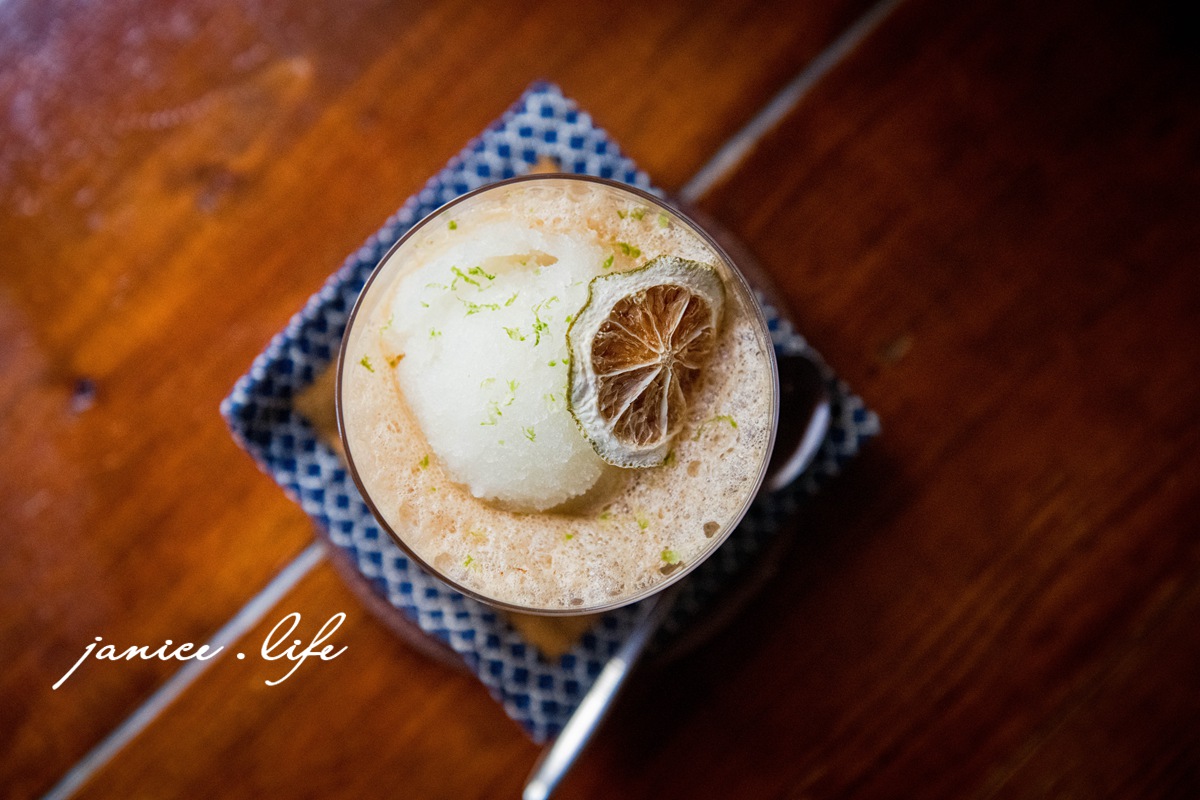 台中咖啡館 二餘草堂咖啡室工作 臺中市東勢區新盛六街113號 二餘草堂咖啡工作室菜單 二餘草堂咖啡工作室停車 潔妮食旅生活 台中東勢咖啡館 freevibecoffee 台中甜點 台中親子寵物友善 親子寵物友善咖啡館