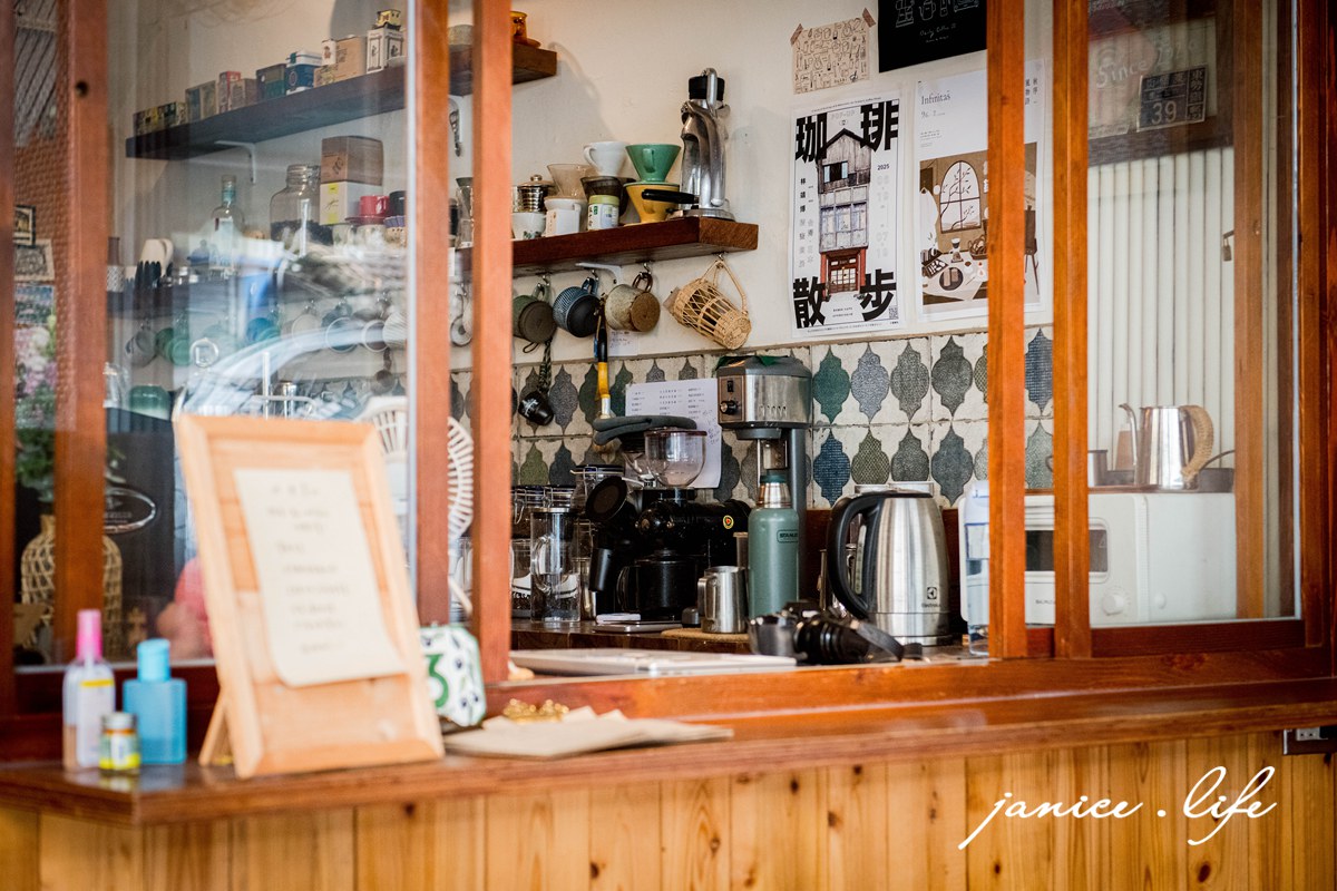 台中咖啡館 二餘草堂咖啡工作 臺中市東勢區新盛六街113號 二餘草堂咖啡工作菜單 二餘草堂咖啡工作停車 潔妮食旅生活 台中東勢咖啡館 freevibecoffee 台中甜點 台中親子寵物友善 親子寵物友善咖啡館