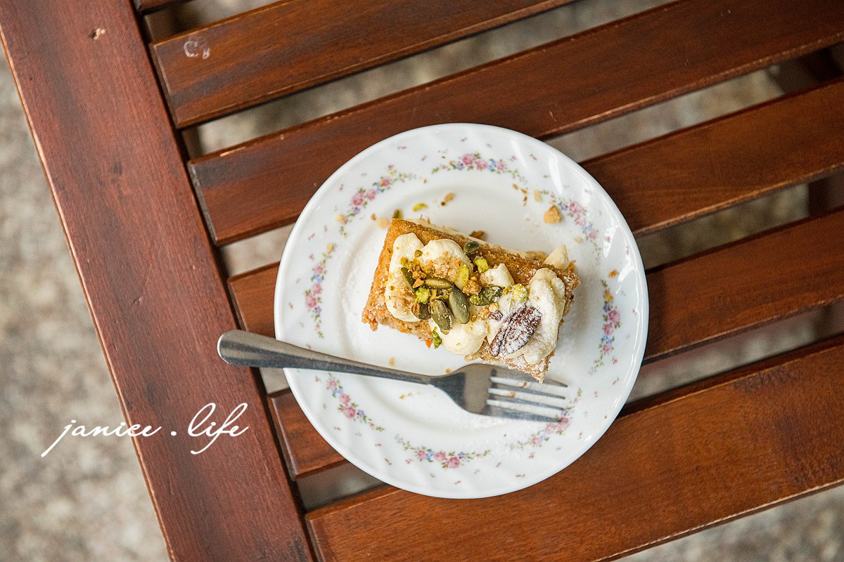 台中咖啡館 二餘草堂咖啡室工作 臺中市東勢區新盛六街113號 二餘草堂咖啡工作室菜單 二餘草堂咖啡工作室停車 潔妮食旅生活 台中東勢咖啡館 freevibecoffee 台中甜點 台中親子寵物友善 親子寵物友善咖啡館