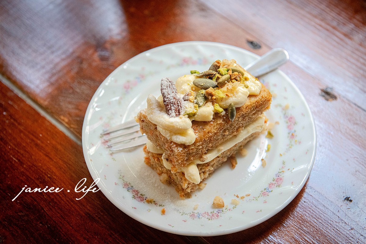 台中咖啡館 二餘草堂咖啡室工作 臺中市東勢區新盛六街113號 二餘草堂咖啡工作室菜單 二餘草堂咖啡工作室停車 潔妮食旅生活 台中東勢咖啡館 freevibecoffee 台中甜點 台中親子寵物友善 親子寵物友善咖啡館