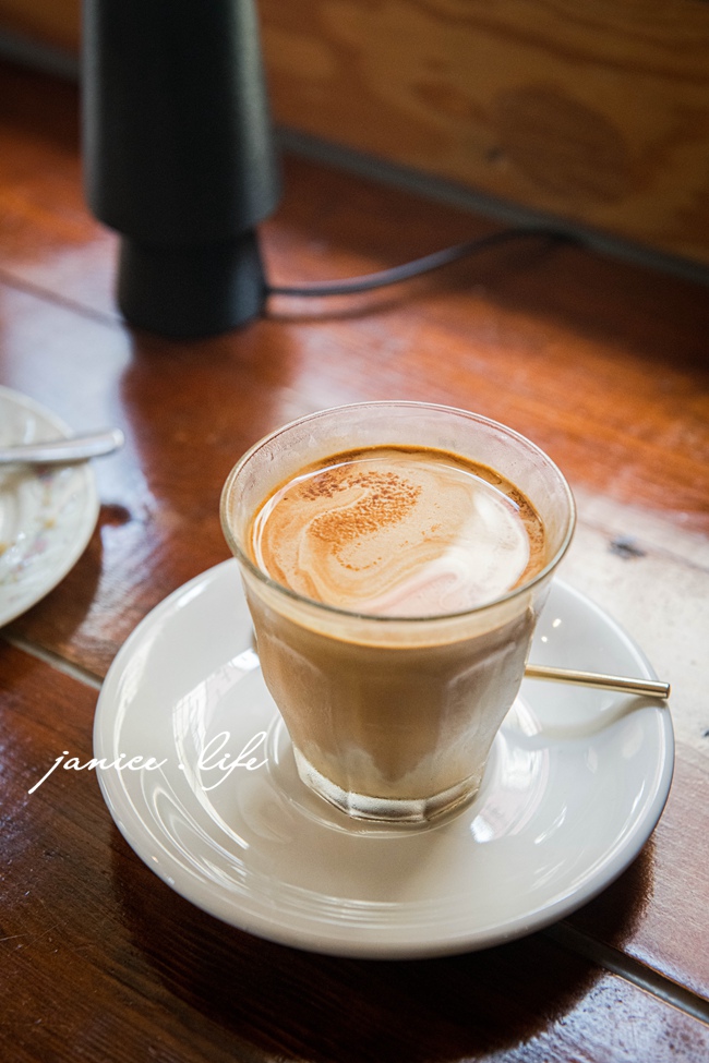 台中咖啡館 二餘草堂咖啡室工作 臺中市東勢區新盛六街113號 二餘草堂咖啡工作室菜單 二餘草堂咖啡工作室停車 潔妮食旅生活 台中東勢咖啡館 freevibecoffee 台中甜點 台中親子寵物友善 親子寵物友善咖啡館