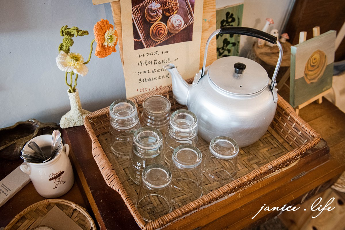 台中咖啡館 二餘草堂咖啡工作 臺中市東勢區新盛六街113號 二餘草堂咖啡工作菜單 二餘草堂咖啡工作停車 潔妮食旅生活 台中東勢咖啡館 freevibecoffee 台中甜點 台中親子寵物友善 親子寵物友善咖啡館