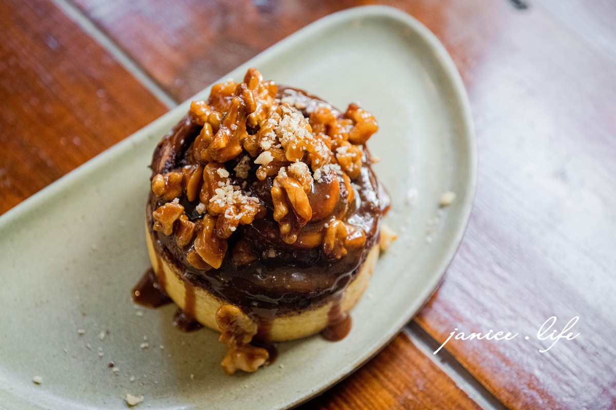 台中咖啡館 二餘草堂咖啡室工作 臺中市東勢區新盛六街113號 二餘草堂咖啡工作室菜單 二餘草堂咖啡工作室停車 潔妮食旅生活 台中東勢咖啡館 freevibecoffee 台中甜點 台中親子寵物友善 親子寵物友善咖啡館