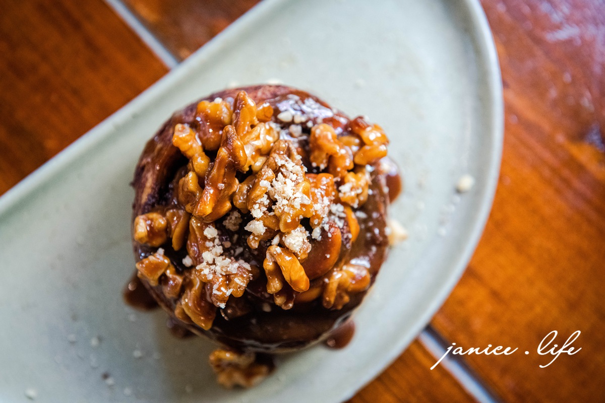 台中咖啡館 二餘草堂咖啡室工作 臺中市東勢區新盛六街113號 二餘草堂咖啡工作室菜單 二餘草堂咖啡工作室停車 潔妮食旅生活 台中東勢咖啡館 freevibecoffee 台中甜點 台中親子寵物友善 親子寵物友善咖啡館