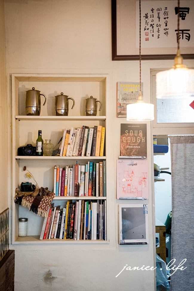 台中咖啡館 二餘草堂咖啡工作 臺中市東勢區新盛六街113號 二餘草堂咖啡工作菜單 二餘草堂咖啡工作停車 潔妮食旅生活 台中東勢咖啡館 freevibecoffee 台中甜點 台中親子寵物友善 親子寵物友善咖啡館