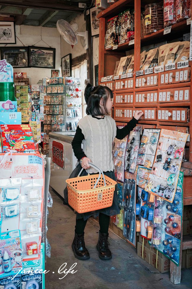 用九柑仔店拍攝現場 嘉義景點 嘉義縣六腳鄉潭墘村90號 嘉義六腳景點 嘉義旅遊 存德中藥房 茄芷袋 彈珠汽 古早零食 柑仔店 潔妮食旅生活 親子旅遊 親子景點 嘉義親子景點