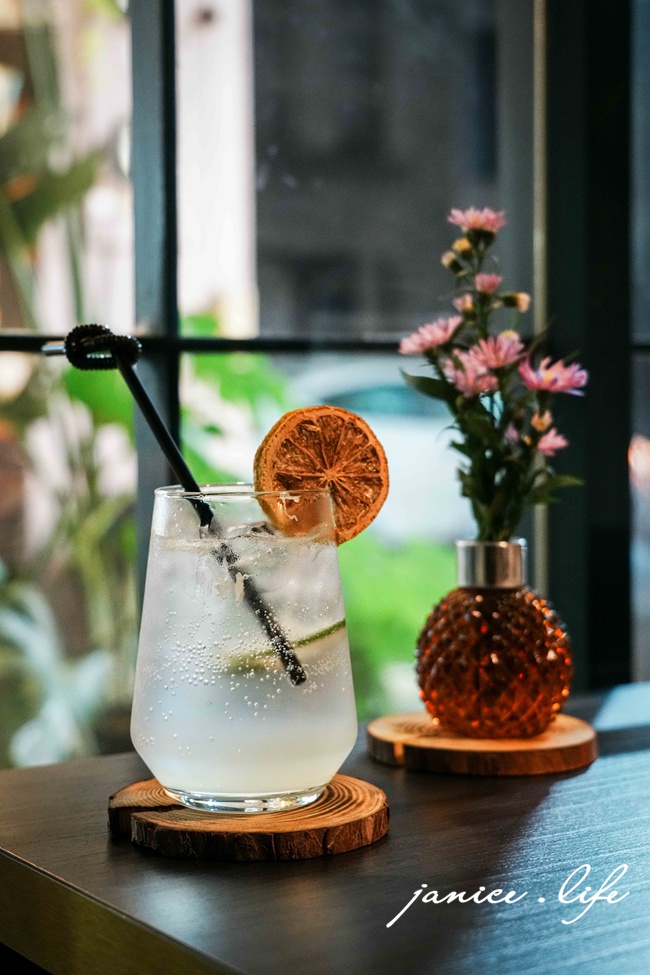 台南美食 谷麥麵食主題餐酒館 谷麥麵食餐酒 阿成製麵所 台南市中西區民權路一段182號 谷麥麵食餐酒訂位 谷麥麵食餐酒停車 潔妮食旅生活 台南義大利麵 台南約會餐廳 台南聚會餐廳 台南餐酒館 台南餐廳推薦 谷麥麵食餐酒菜單 檸檬氣泡飲