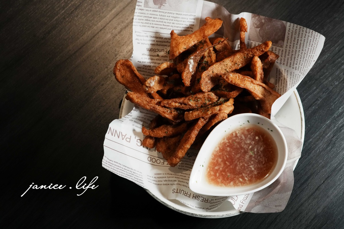 台南美食 谷麥麵食主題餐酒館 谷麥麵食餐酒 阿成製麵所 台南市中西區民權路一段182號 谷麥麵食餐酒訂位 谷麥麵食餐酒停車 潔妮食旅生活 台南義大利麵 台南約會餐廳 台南聚會餐廳 台南餐酒館 台南餐廳推薦 谷麥麵食餐酒菜單 酥炸甜不辣吧