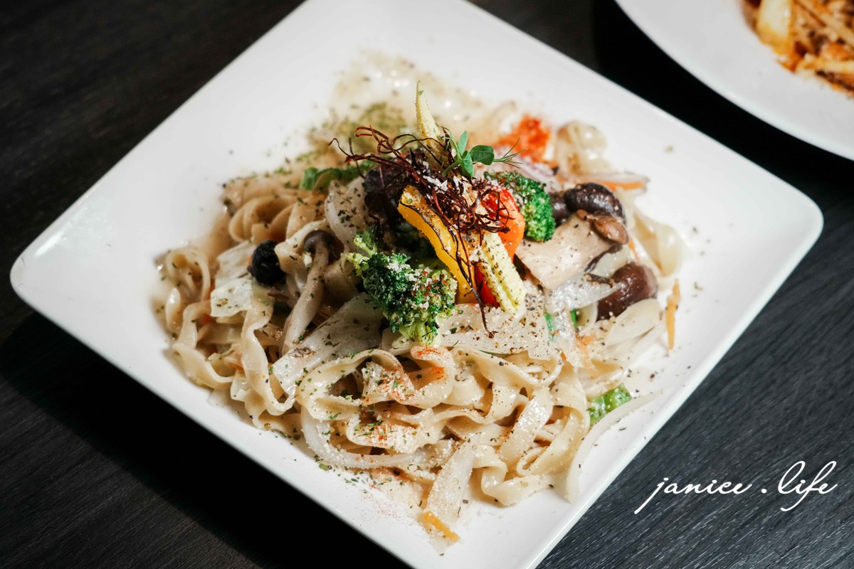 台南美食 谷麥麵食主題餐酒館 谷麥麵食餐酒 阿成製麵所 台南市中西區民權路一段182號 谷麥麵食餐酒訂位 谷麥麵食餐酒停車 潔妮食旅生活 台南義大利麵 台南約會餐廳 台南聚會餐廳 台南餐酒館 台南餐廳推薦 谷麥麵食餐酒菜單 野菜蕈菇香清炒