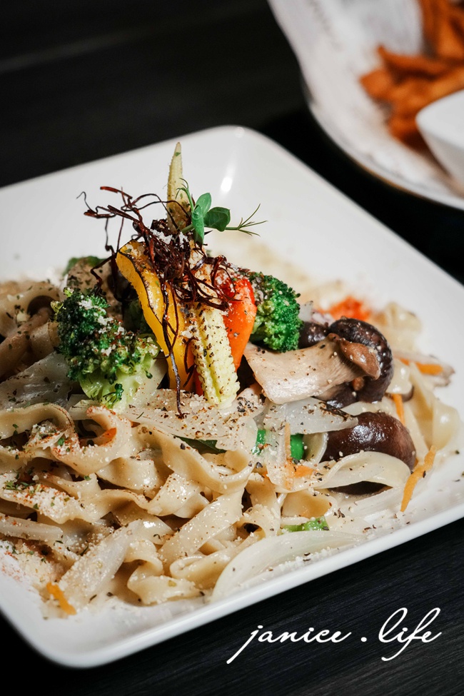 台南美食 谷麥麵食主題餐酒館 谷麥麵食餐酒 阿成製麵所 台南市中西區民權路一段182號 谷麥麵食餐酒訂位 谷麥麵食餐酒停車 潔妮食旅生活 台南義大利麵 台南約會餐廳 台南聚會餐廳 台南餐酒館 台南餐廳推薦 谷麥麵食餐酒菜單 野菜蕈菇香清炒